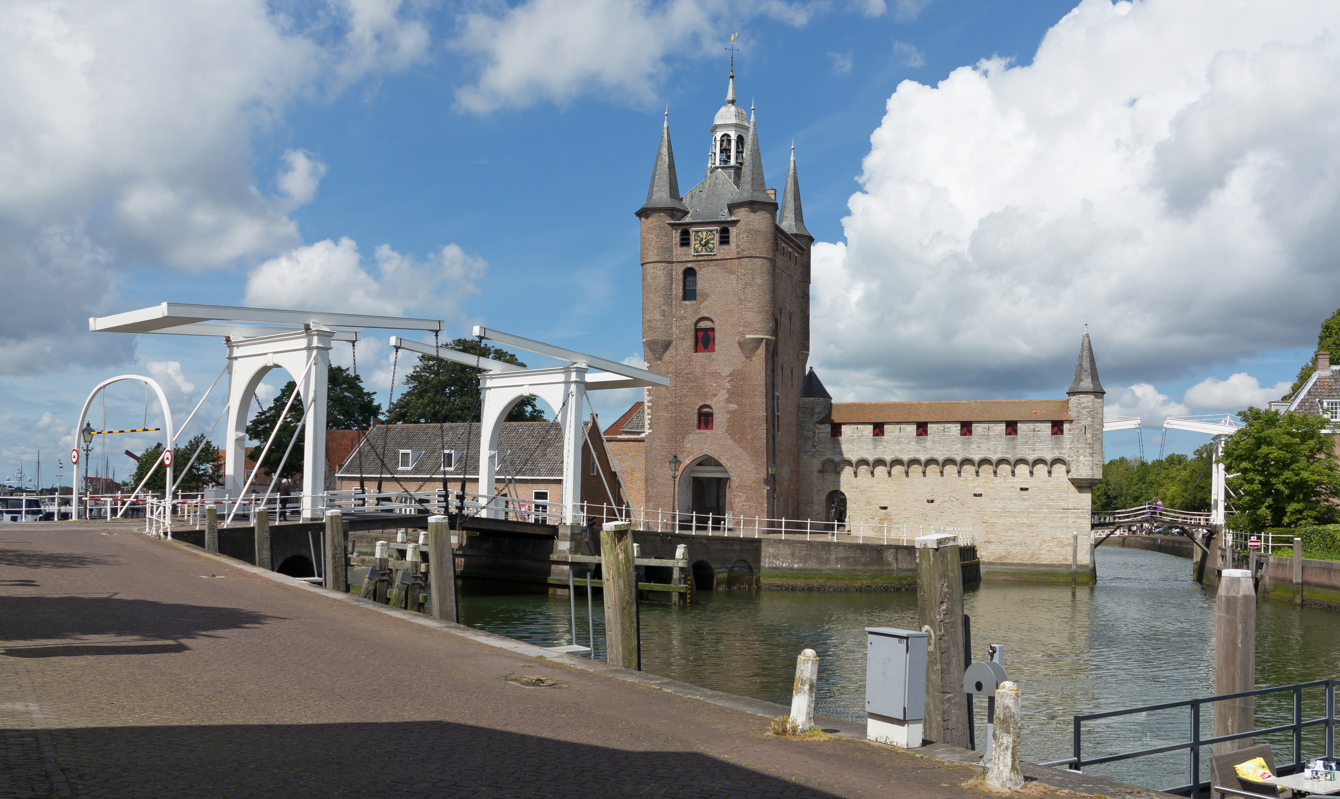 Zierikzee de Zuidhavenpoort in straatzicht RM41012 foto6 2015 05 30 1203